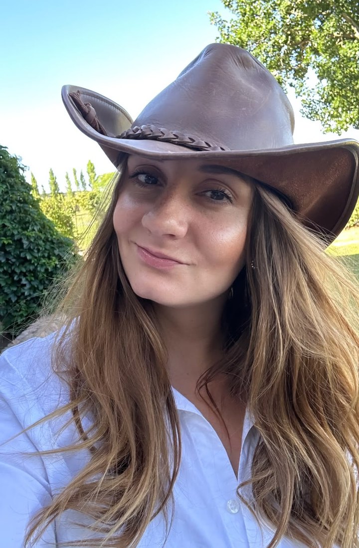 Portrait of Táňa, the author of My Mendoza, smiling in a leather hat